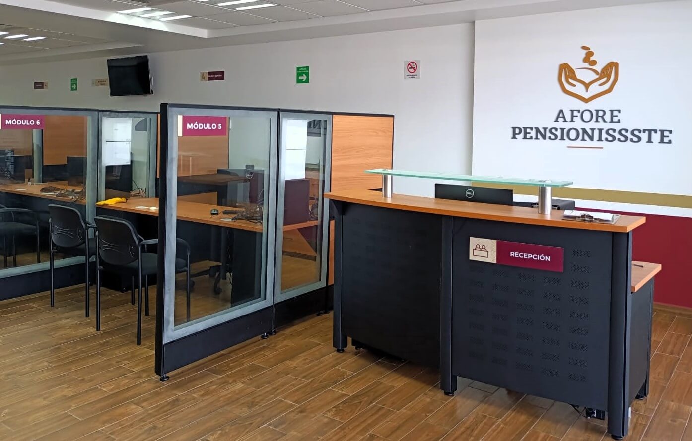 Hombre manifestante reprimido por la policía